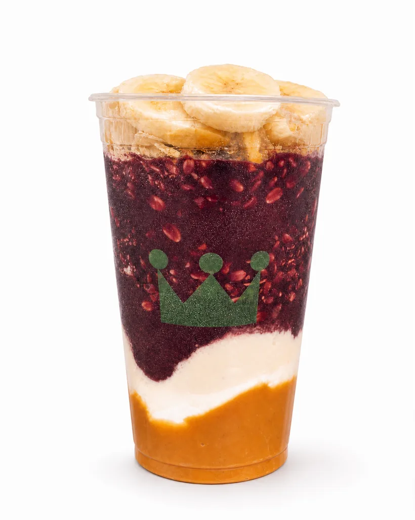 Exemplo de açaí em camadas com creme e banana fatiada.